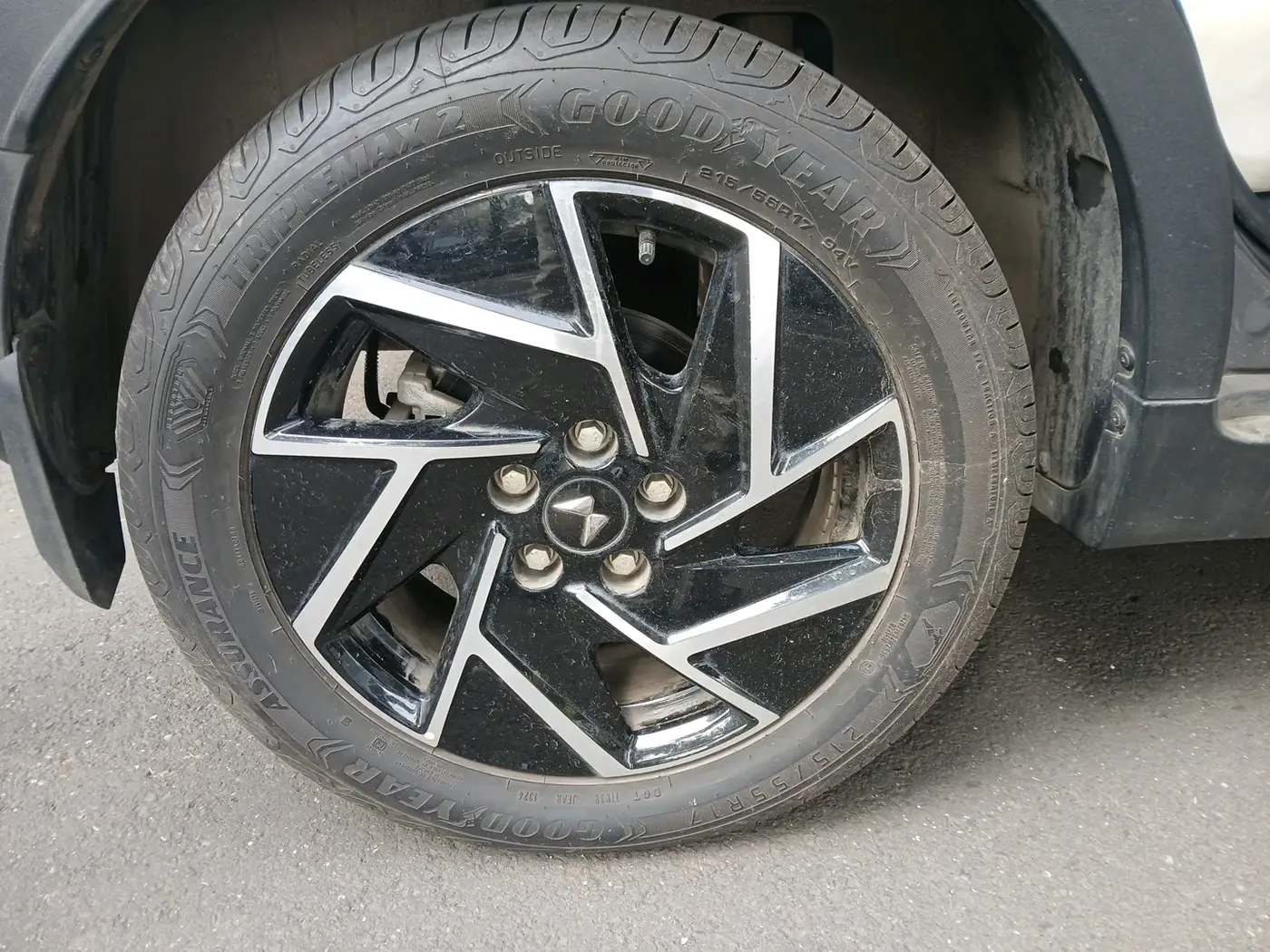 2024 Mahindra XUV 3XO AX7L 1.2 Petrol AT, Petrol, Automatic, 4,542 km, tyre