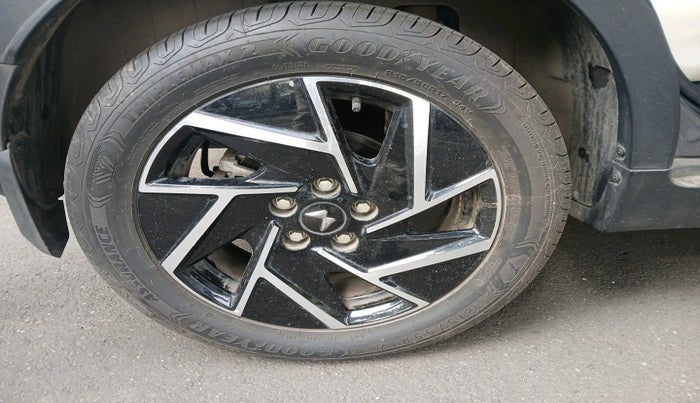 2024 Mahindra XUV 3XO AX7L 1.2 Petrol AT, Petrol, Automatic, 4,542 km, tyre