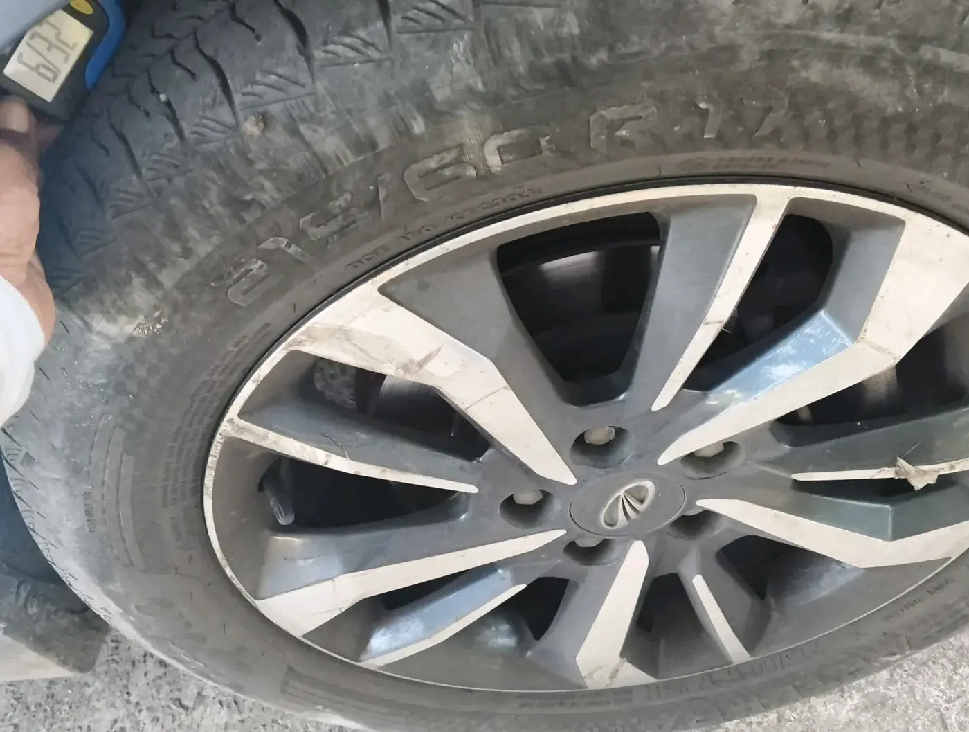 2020 Mahindra XUV300 W8(O) 1.5 DIESEL DUAL TONE, Diesel, Manual, 1,05,920 km, tyre