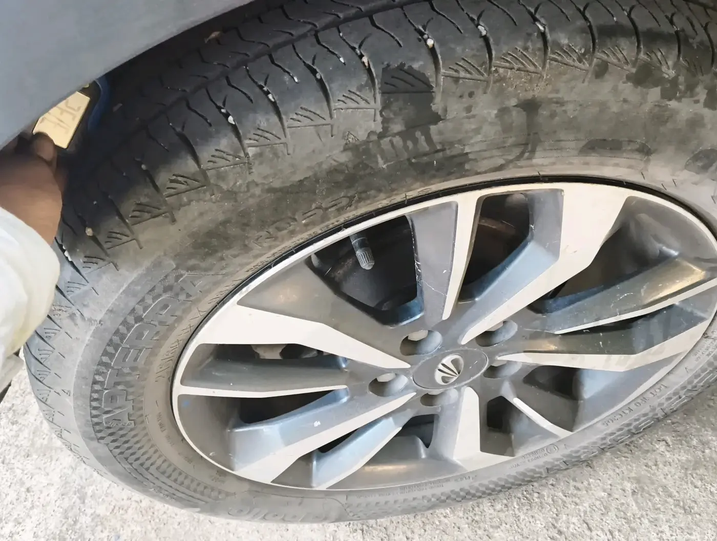 2020 Mahindra XUV300 W8(O) 1.5 DIESEL DUAL TONE, Diesel, Manual, 1,05,920 km, tyre
