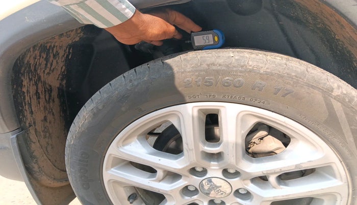 2018 Jeep Compass LIMITED (O) 2.0 DIESEL 4X4, Diesel, Manual, 1,11,336 km, tyre