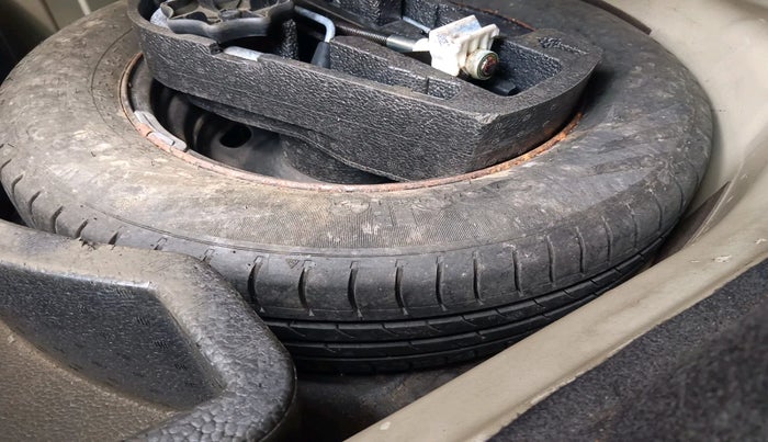 2013 Skoda Rapid AMBITION 1.6 TDI CR MT PLUS, Diesel, Manual, 1,32,034 km, tyre