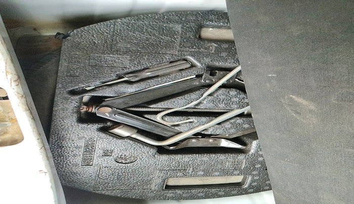 2013 Chevrolet Beat LS PETROL, Petrol, Manual, 35,506 km, tyre