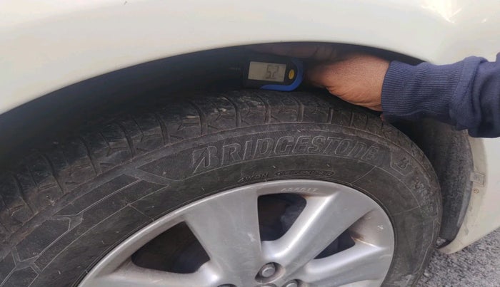 2012 Toyota Corolla Altis G PETROL, Petrol, Manual, 1,21,948 km, tyre