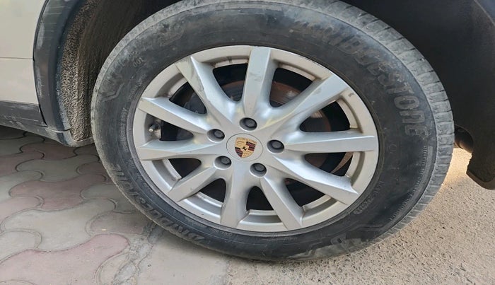 2013 Porsche Cayenne DIESEL, Diesel, Automatic, 1,28,756 km, tyre