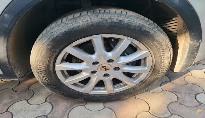 2013 Porsche Cayenne DIESEL, Diesel, Automatic, 1,28,756 km, tyre