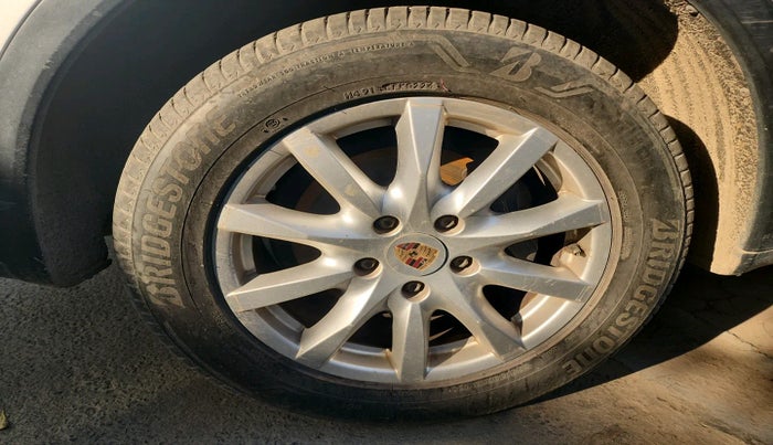 2013 Porsche Cayenne DIESEL, Diesel, Automatic, 1,28,756 km, tyre