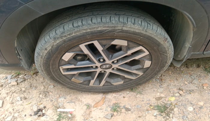 2022 Hyundai VENUE S(O) 1.2, Petrol, Manual, 24,800 km, tyre