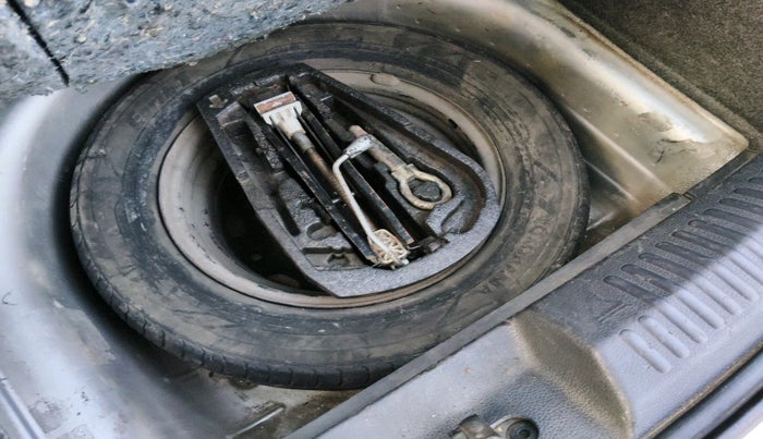 2011 Volkswagen Polo COMFORTLINE 1.2L PETROL, Petrol, Manual, 1,22,002 km, tyre