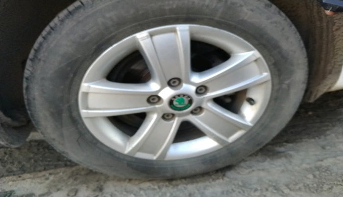 2013 Skoda Laura AMBIENTE 2.0 TDI CR MT, Diesel, Manual, 96,050 km, tyre