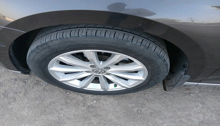 2018 Volkswagen Passat HIGHLINE DSG, Diesel, Automatic, 1,17,921 km, tyre