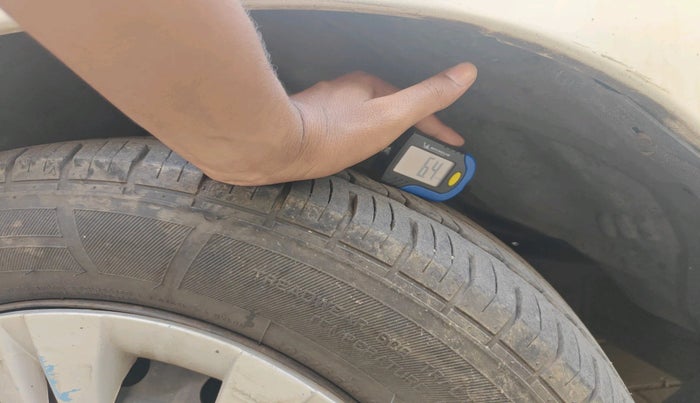 2011 Toyota Innova 2.5 G4 7 STR, Diesel, Manual, 1,30,182 km, tyre