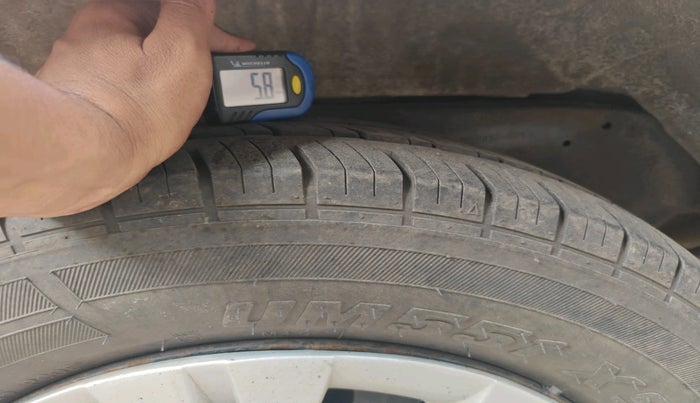 2011 Toyota Innova 2.5 G4 7 STR, Diesel, Manual, 1,30,182 km, tyre