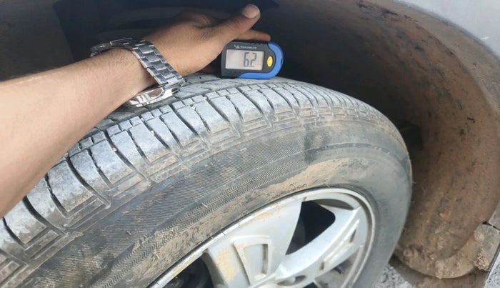 2013 Mahindra XUV500 W8, Diesel, Manual, 2,99,878 km, tyre