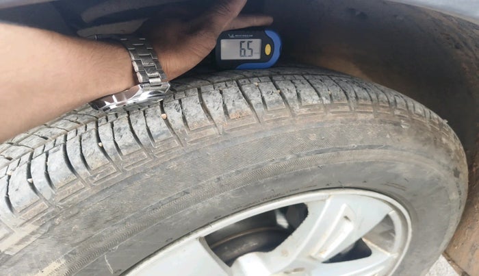 2013 Mahindra XUV500 W8, Diesel, Manual, 2,99,878 km, tyre