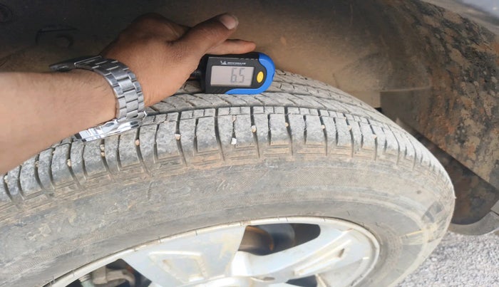 2013 Mahindra XUV500 W8, Diesel, Manual, 2,99,878 km, tyre