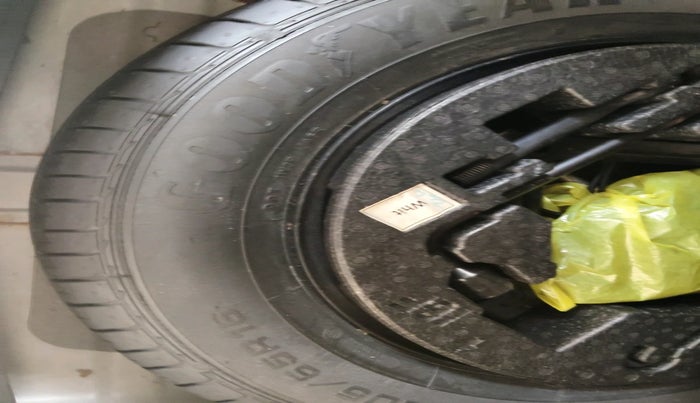 2017 Hyundai Creta SX PLUS 1.6 DIESEL, Diesel, Manual, 1,04,563 km, tyre