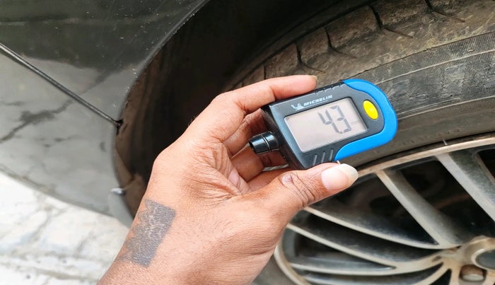 2013 Hyundai New Elantra 1.6 SX AT DIESEL, Diesel, Automatic, 1,63,392 km, tyre