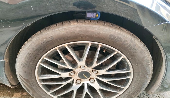 2013 Hyundai New Elantra 1.6 SX AT DIESEL, Diesel, Automatic, 1,63,392 km, tyre