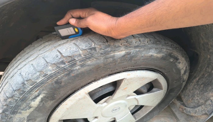 2014 Mahindra XUV500 W6, Diesel, Manual, 1,06,300 km, tyre