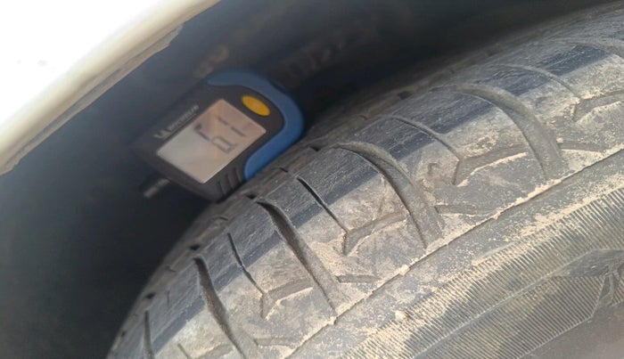 2011 Volkswagen Vento HIGHLINE 1.6 MPI, Petrol, Manual, 1,59,020 km, tyre