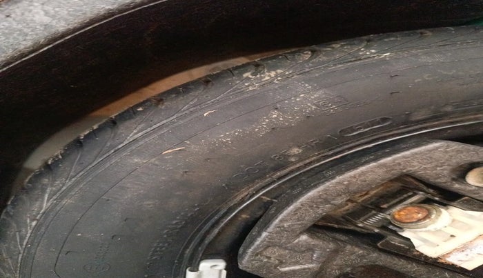 2011 Volkswagen Vento HIGHLINE 1.6 MPI, Petrol, Manual, 1,59,020 km, tyre