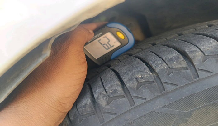 2011 Volkswagen Vento HIGHLINE 1.6 MPI, Petrol, Manual, 1,59,020 km, tyre