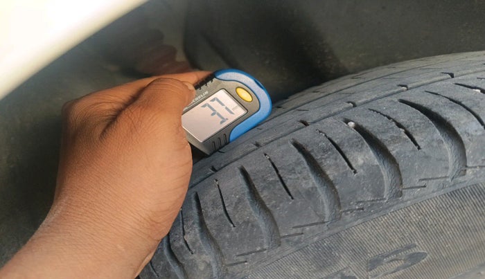 2011 Volkswagen Vento HIGHLINE 1.6 MPI, Petrol, Manual, 1,59,020 km, tyre