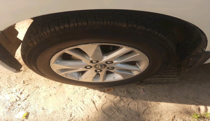 2017 Toyota Innova Crysta 2.4 GX 8 STR, Diesel, Manual, 1,48,511 km, tyre