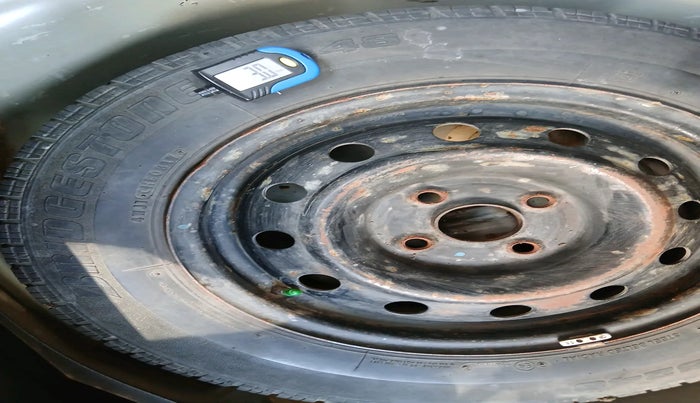 2013 Maruti Swift VXI, Petrol, Manual, 84,825 km, tyre