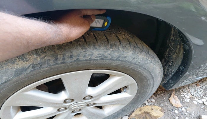 2015 Toyota Corolla Altis GL PETROL, Petrol, Manual, 50,108 km, tyre