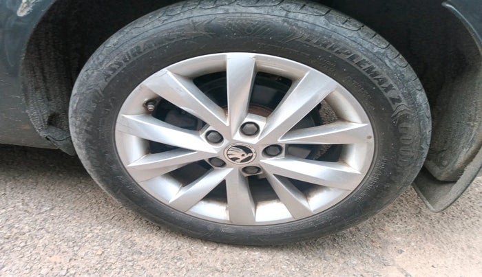 2017 Skoda Octavia L&K 1.8 TSI AT, Petrol, Automatic, 48,432 km, tyre