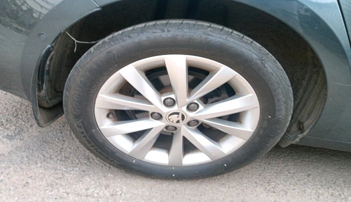 2017 Skoda Octavia L&K 1.8 TSI AT, Petrol, Automatic, 48,432 km, tyre