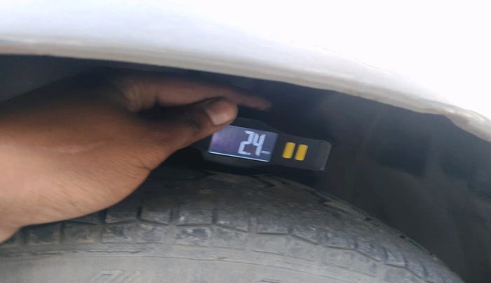 2011 Maruti Swift VXI, Petrol, Manual, 80,684 km, tyre