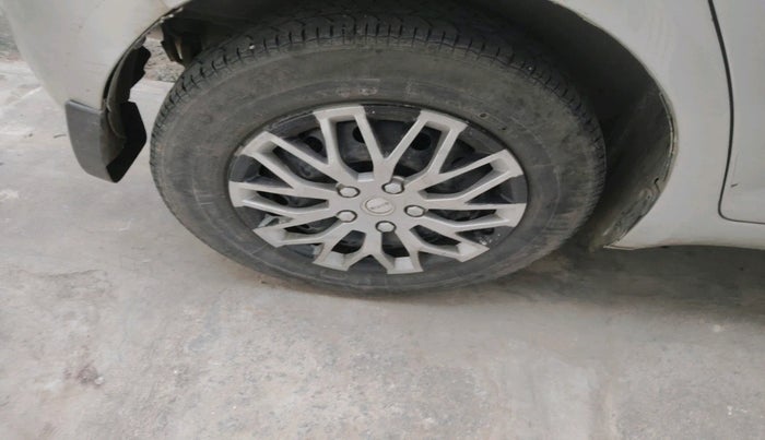 2011 Maruti Swift VXI, Petrol, Manual, 80,684 km, tyre