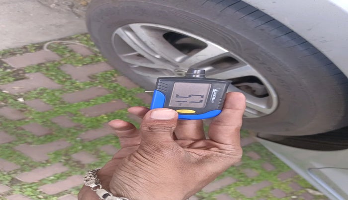 2011 Volkswagen Jetta HIGHLINE TDI, Diesel, Manual, 2,50,397 km, tyre