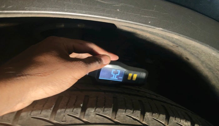 2015 Mahindra XUV500 W6, Diesel, Manual, 1,12,900 km, tyre