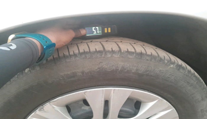 2013 Toyota Innova 2.5 GX 8 STR, Diesel, Manual, 61,388 km, tyre