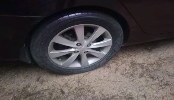 2011 Hyundai Verna FLUIDIC 1.6 VTVT SX, Petrol, Manual, 73,647 km, tyre