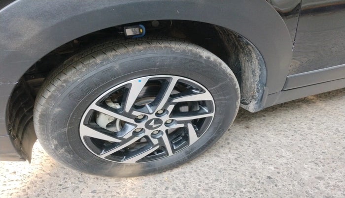 2025 Mahindra XUV 3XO AX5 1.2 L TCMPFi, Petrol, Manual, 4,604 km, tyre