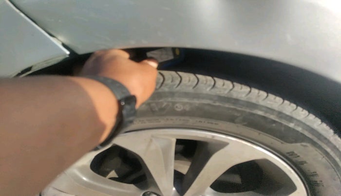 2014 Hyundai Xcent SX 1.2 (O), Petrol, Manual, 1,00,406 km, tyre