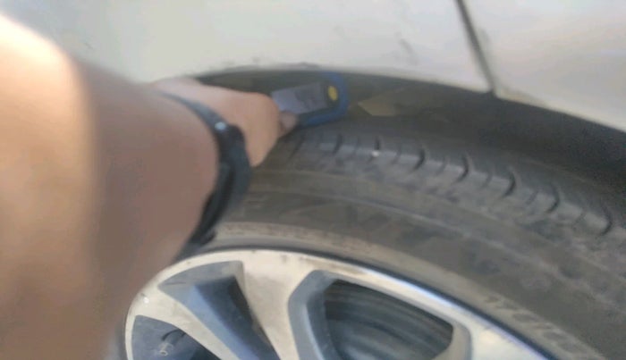 2014 Hyundai Xcent SX 1.2 (O), Petrol, Manual, 1,00,406 km, tyre