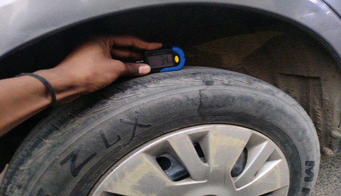 2012 Maruti Swift VXI, Petrol, Manual, 1,89,583 km, tyre