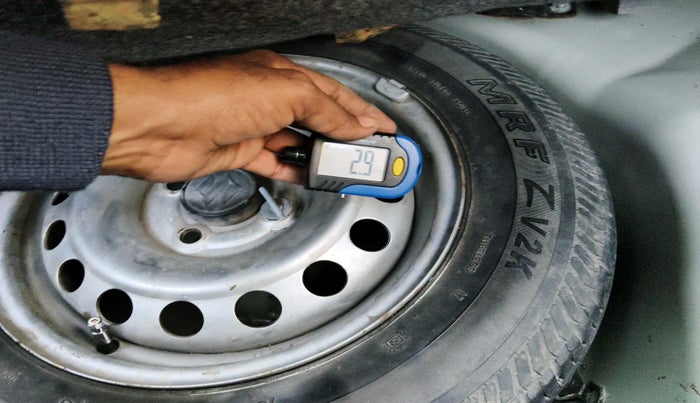 2017 Maruti Swift LXI (O), Petrol, Manual, 47,974 km, tyre