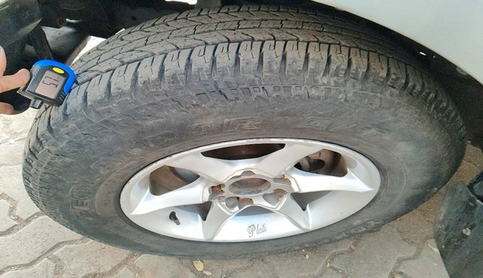 2011 Mahindra Xylo D2, Diesel, Manual, 2,21,006 km, tyre