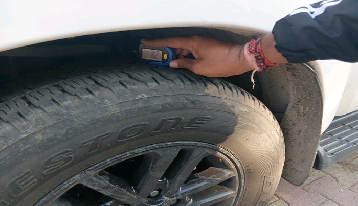 2015 Toyota Fortuner 3.0 4X2 MT, Diesel, Manual, 4,04,897 km, tyre