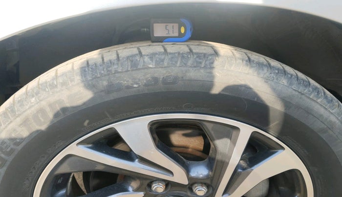 2022 Toyota Innova Crysta 2.4 G 8 STR, Diesel, Manual, 55,007 km, tyre