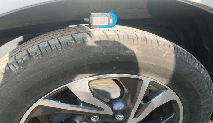 2022 Toyota Innova Crysta 2.4 G 8 STR, Diesel, Manual, 55,007 km, tyre