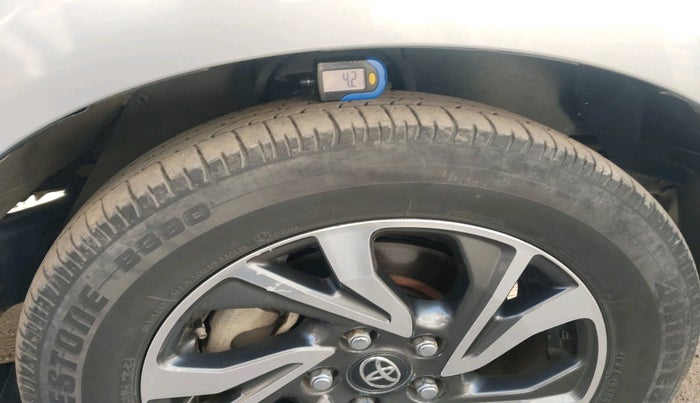 2022 Toyota Innova Crysta 2.4 G 8 STR, Diesel, Manual, 55,007 km, tyre