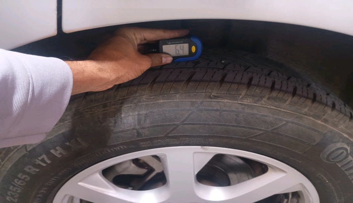 2012 Audi Q5 2.0 TDI QUATTRO, Diesel, Automatic, 1,04,346 km, tyre